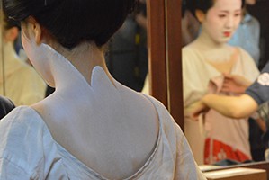 Maiko im alten Geishahaus in Kyoto