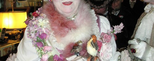 ältere Dame mit Vogel
